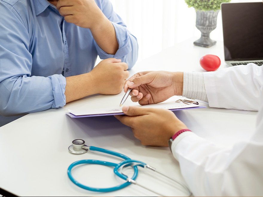 Consultation chez un médecin généraliste à la maison médicale